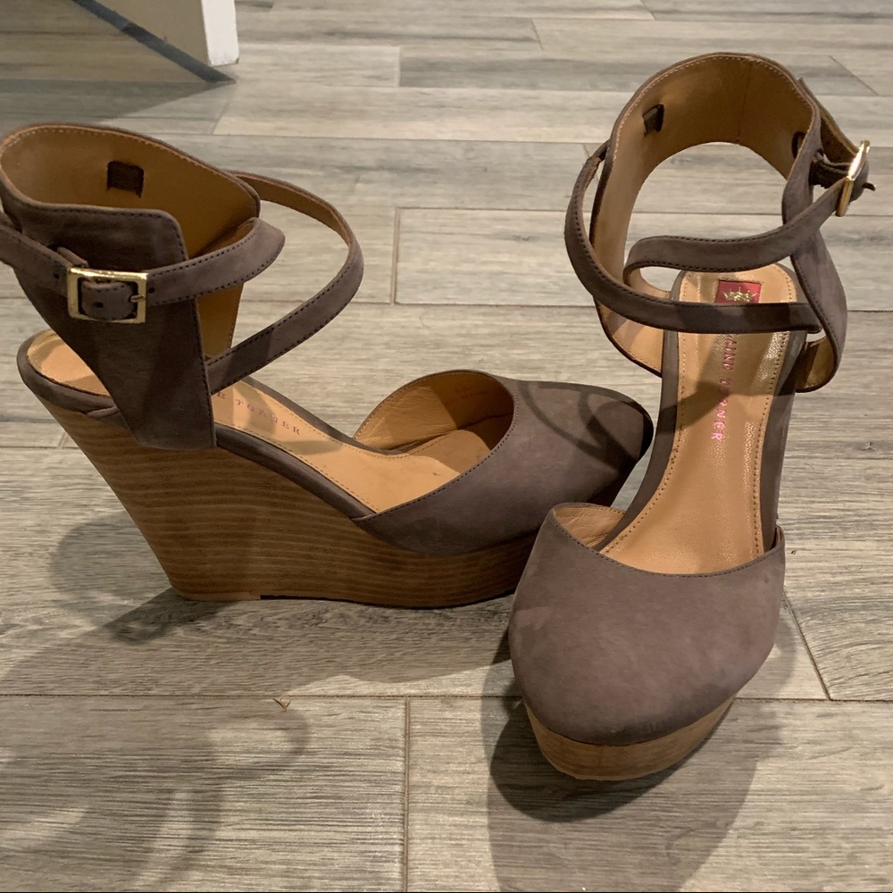Elaine Turner wedge closed toe shoe/sandal 8